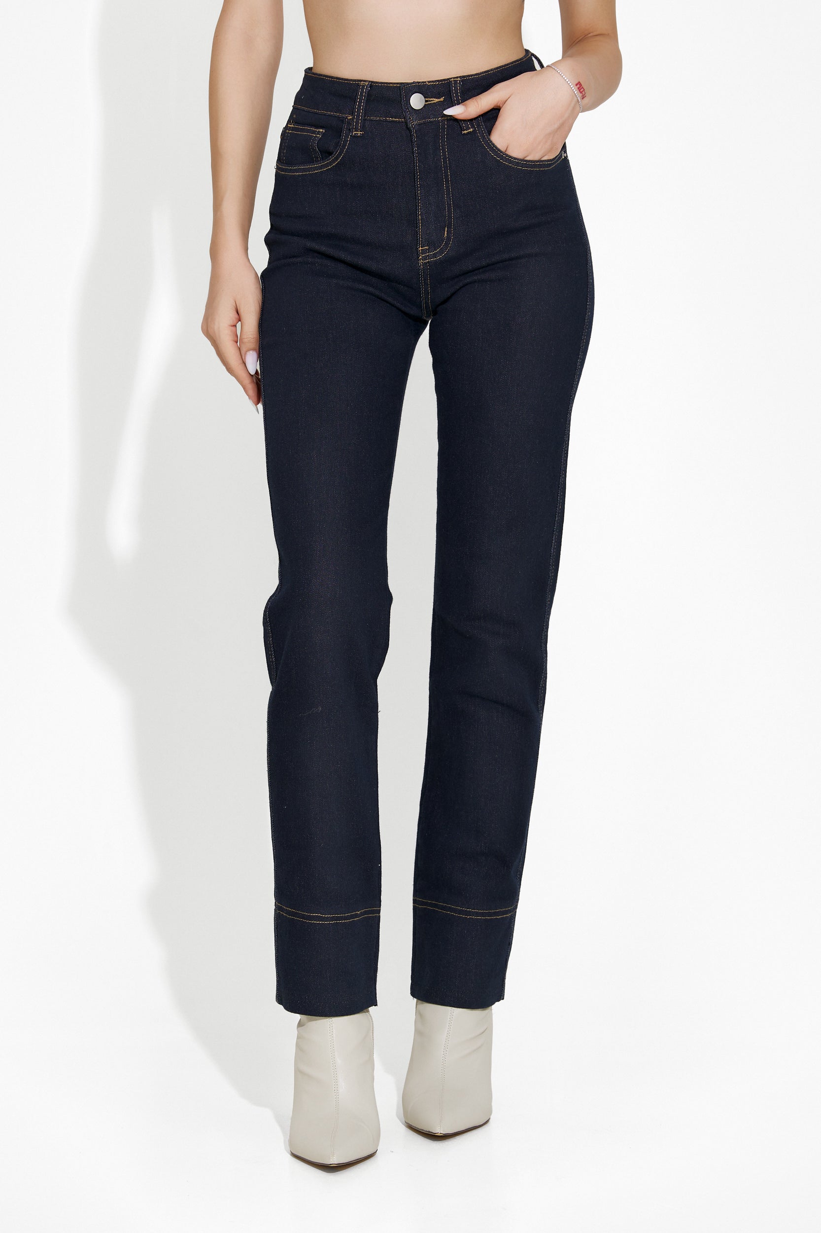 Casual navy blue jeans for women by Eilen Bogas
