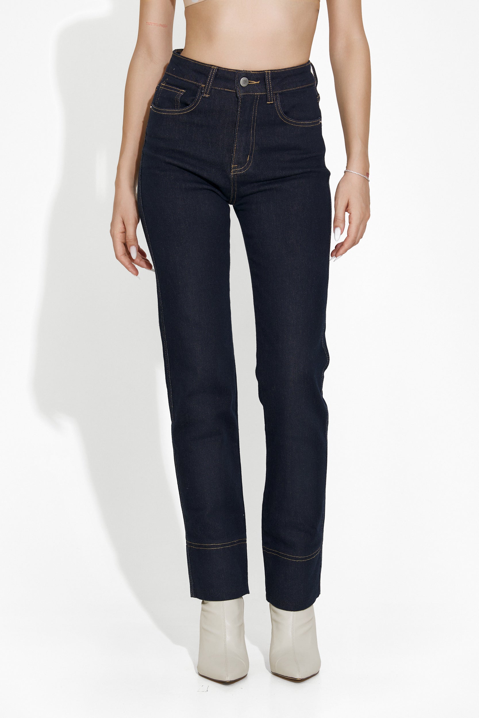 Casual navy blue jeans for women by Eilen Bogas
