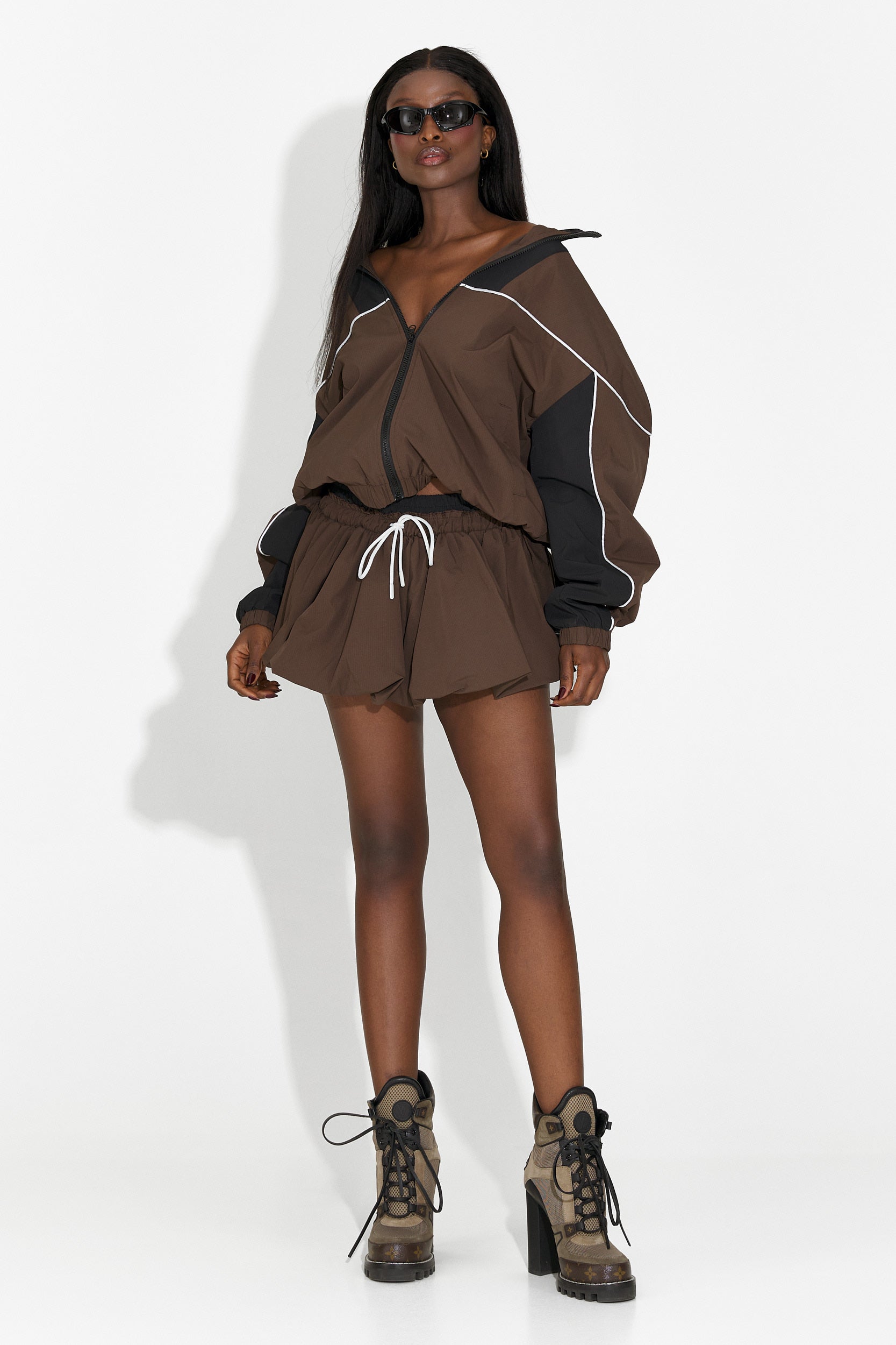 Compleu cu fusta pantaloni maro Selmira Bogas