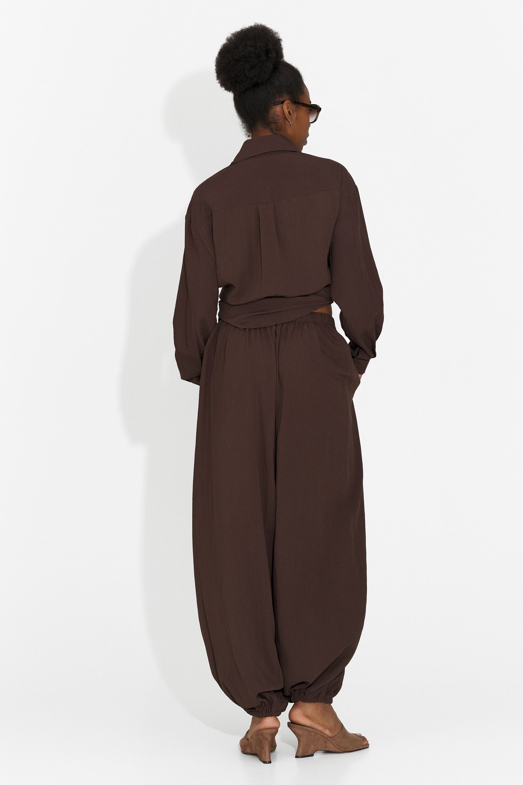 Compleu dama cu pantaloni maro Kadea Bogas