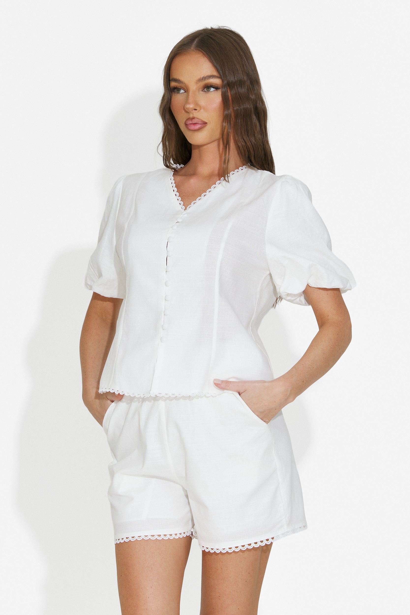 Compleu dama cu pantaloni scurti alb Sarinea Bogas