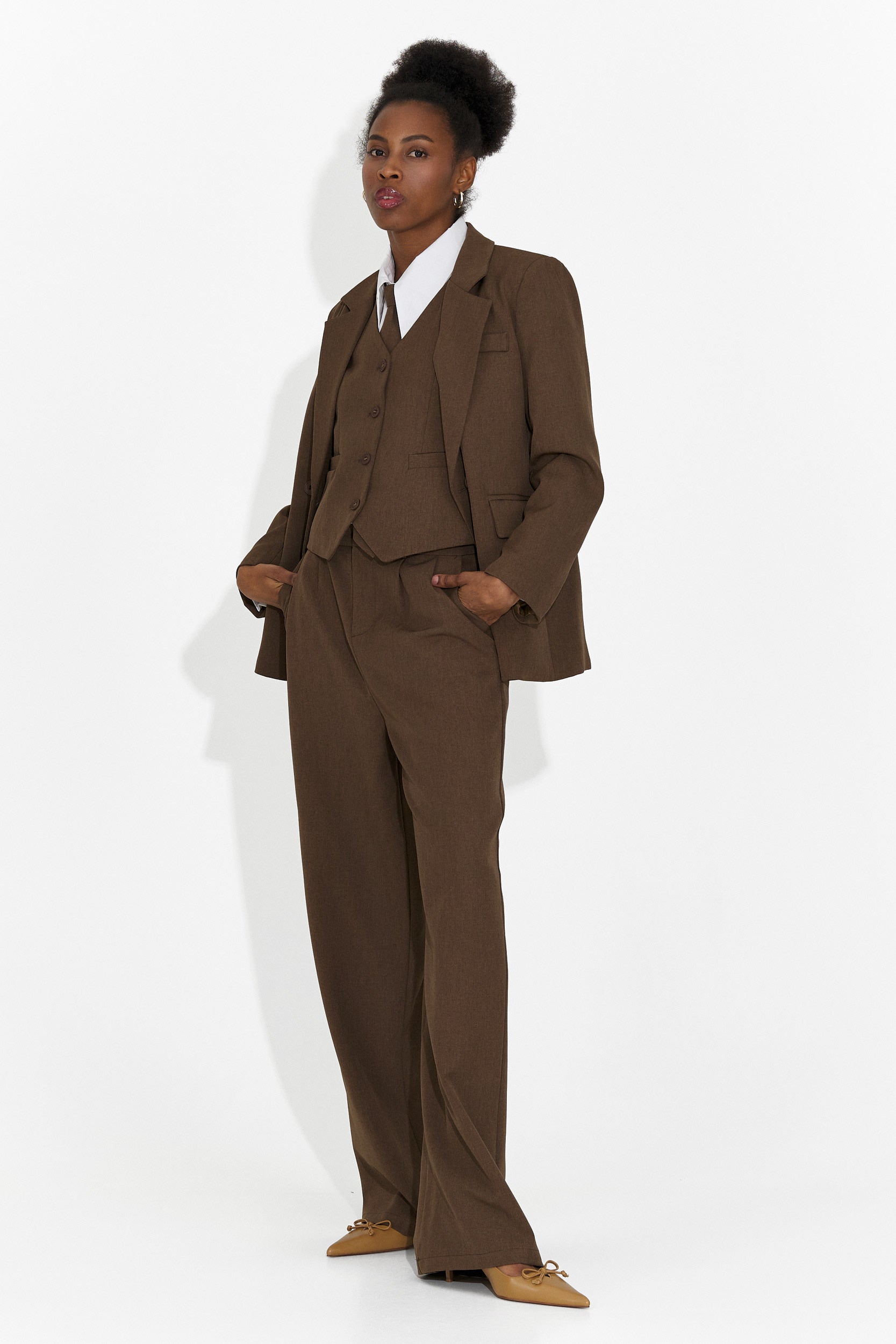 Costum 4 piese pantaloni + vesta + sacou + cravata maro Meldora