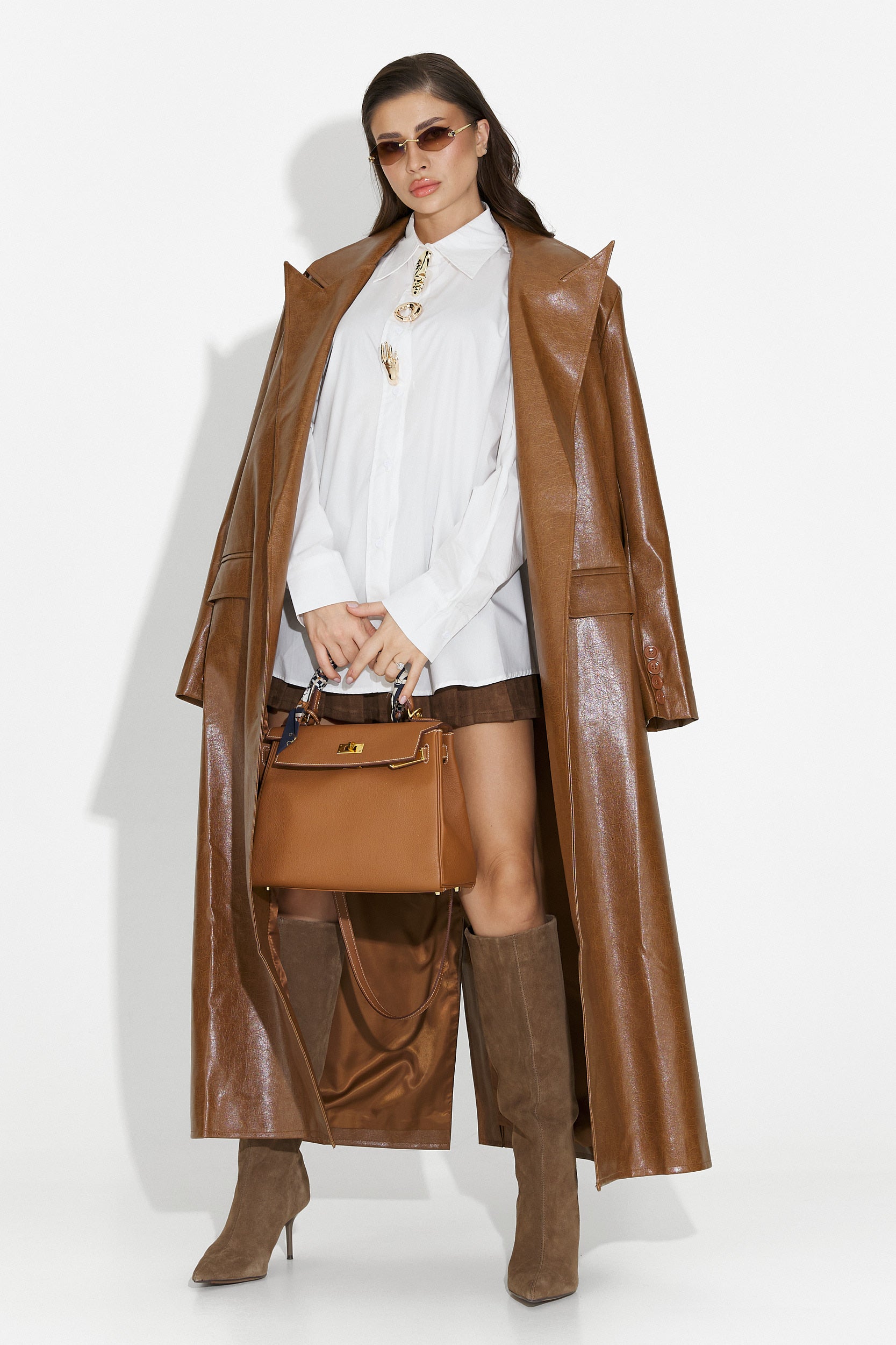 Elegant brown ladies coat by Isavine Bogas