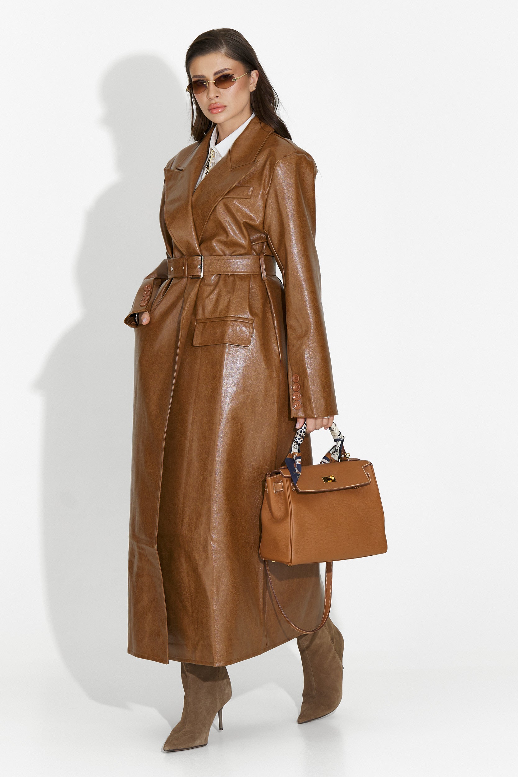 Elegant brown ladies coat by Isavine Bogas