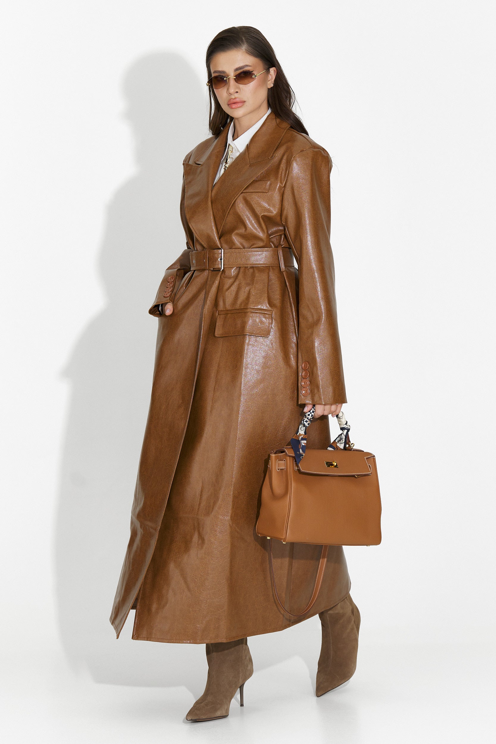Elegant brown ladies coat by Isavine Bogas