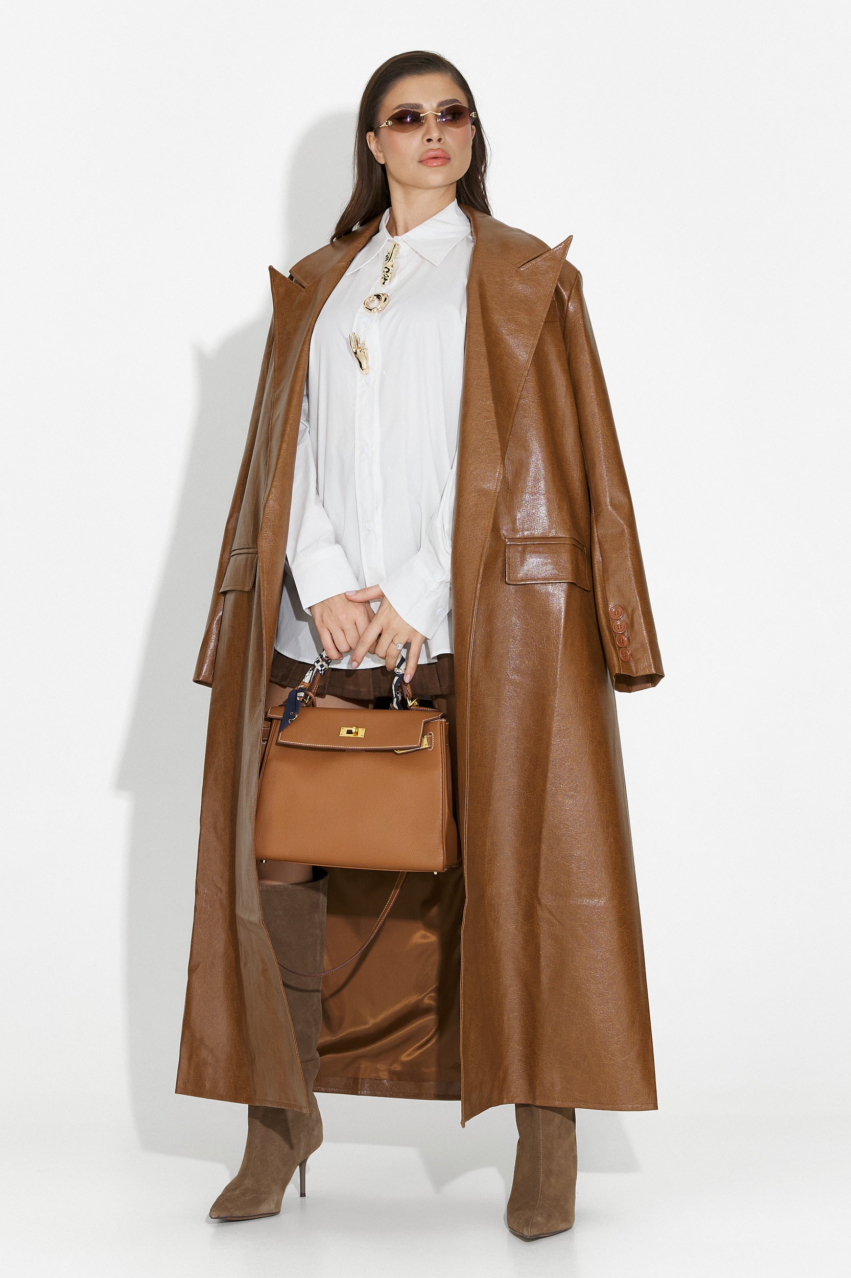 Elegant brown ladies coat by Isavine Bogas