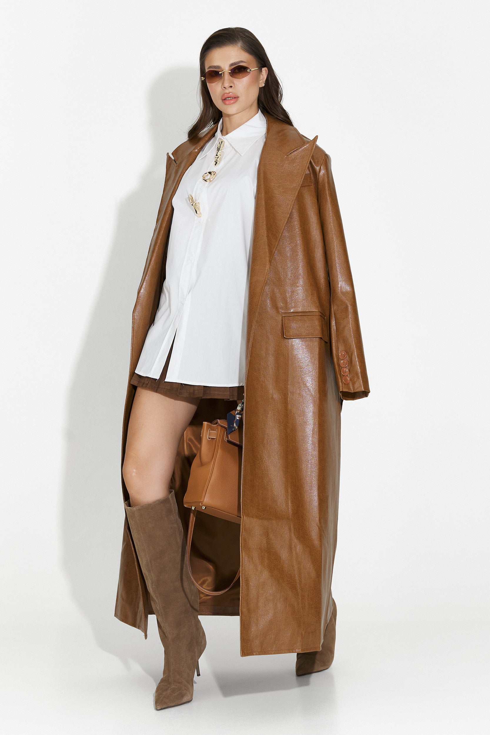 Elegant brown ladies coat by Isavine Bogas