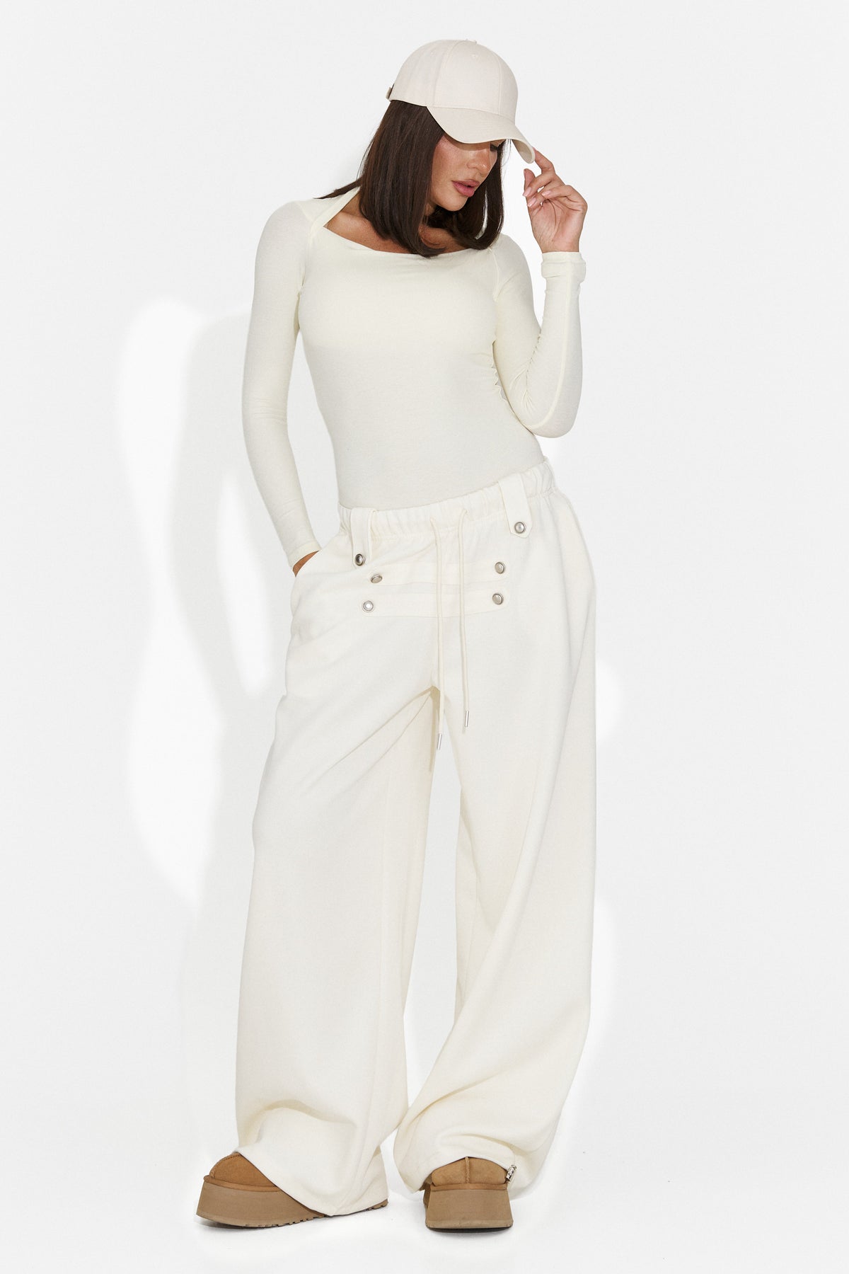 Pantaloni casual crem Valadzora Bogas
