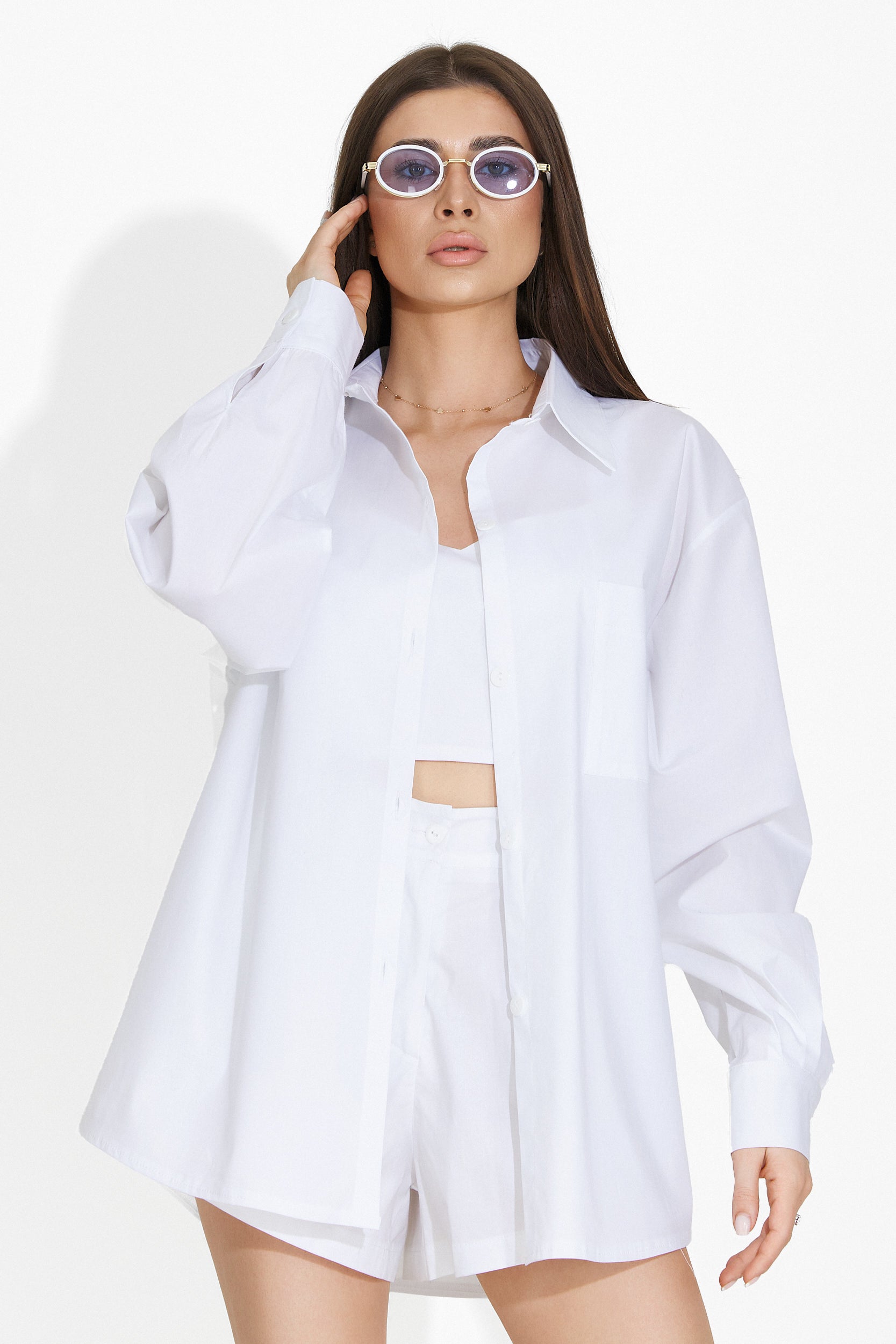 Complete with white casual pants Carylsa Bogas