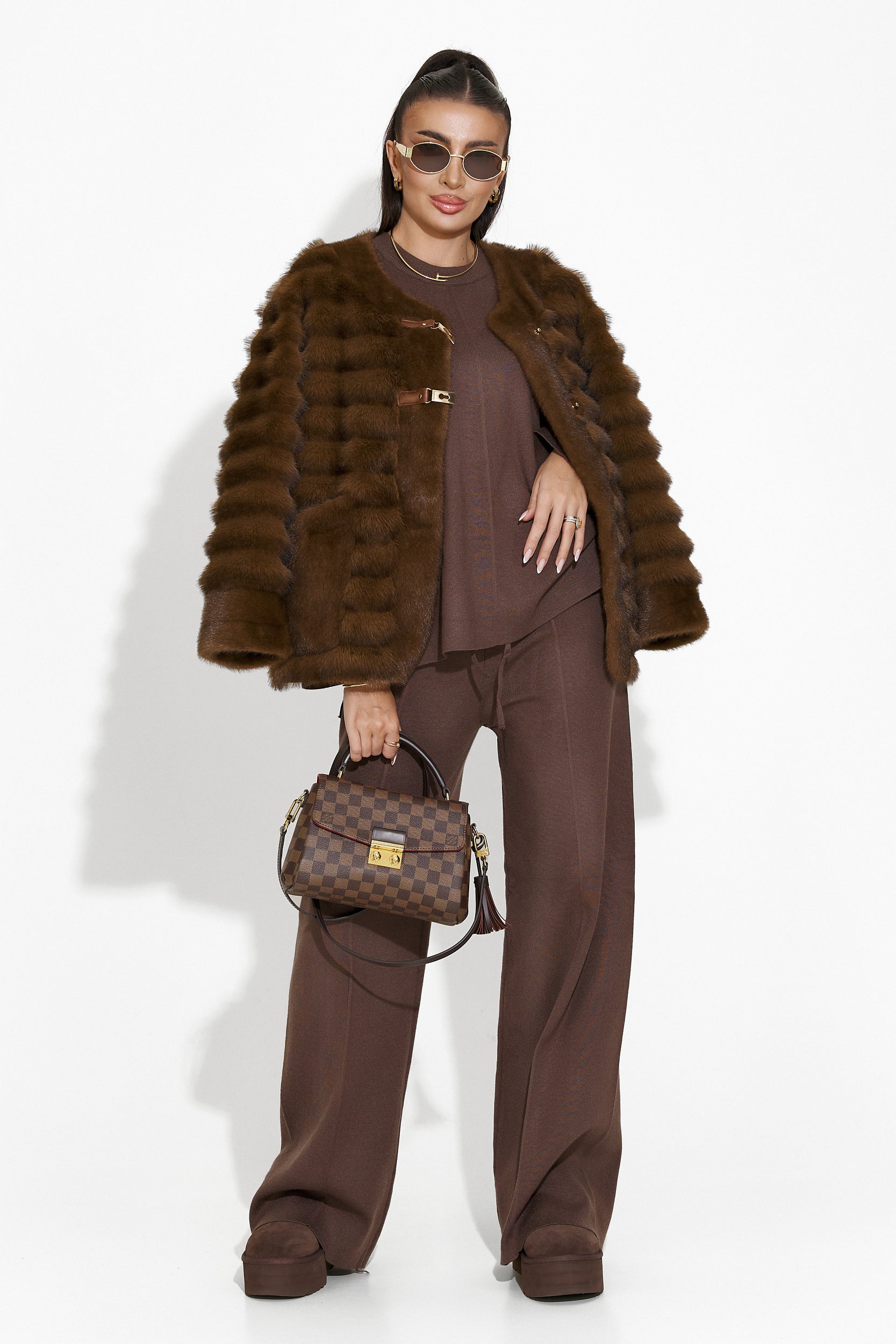 Complete with brown trousers Elisia Bogas