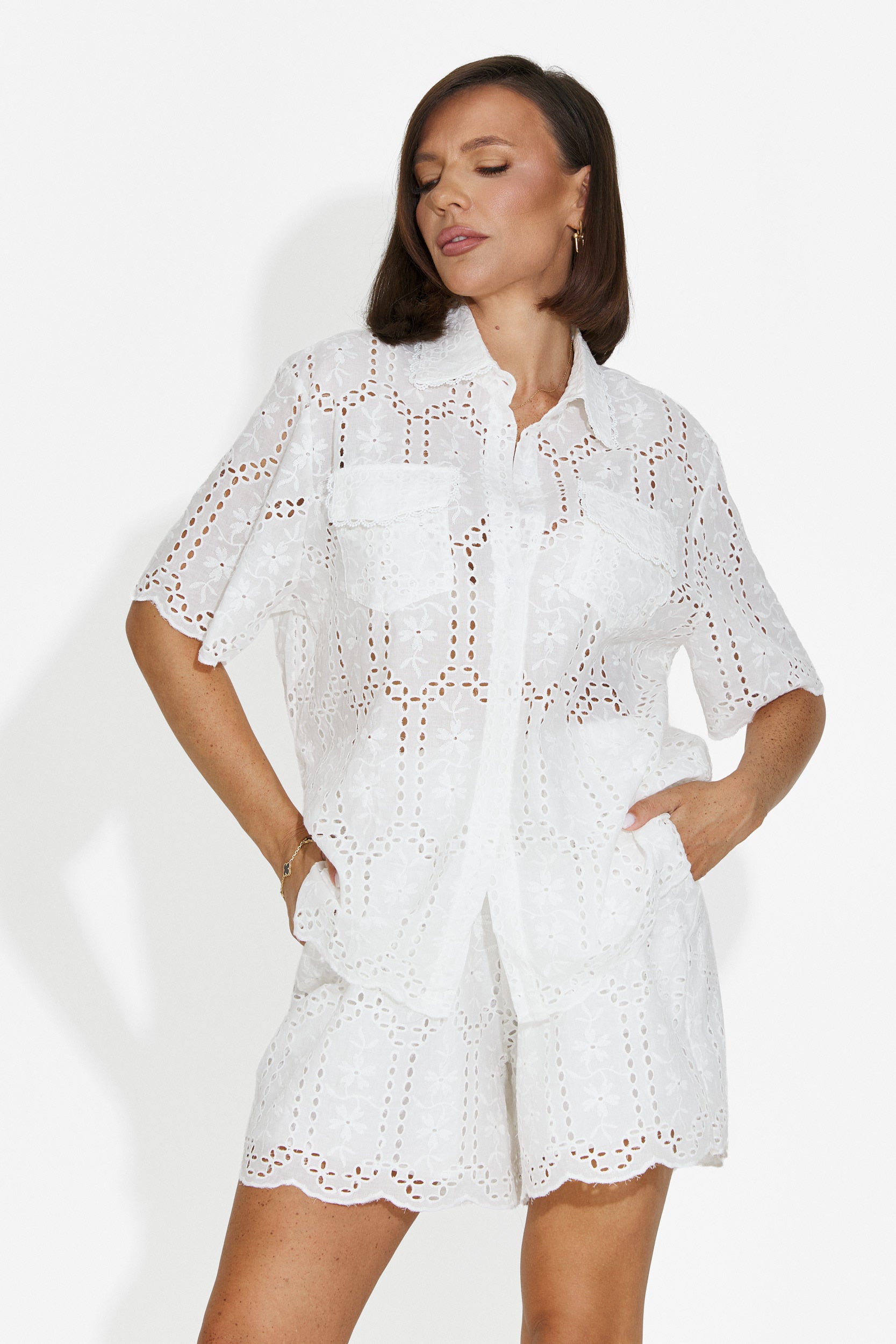 Compleu dama camasa + pantaloni scurti alb Clarya Bogas