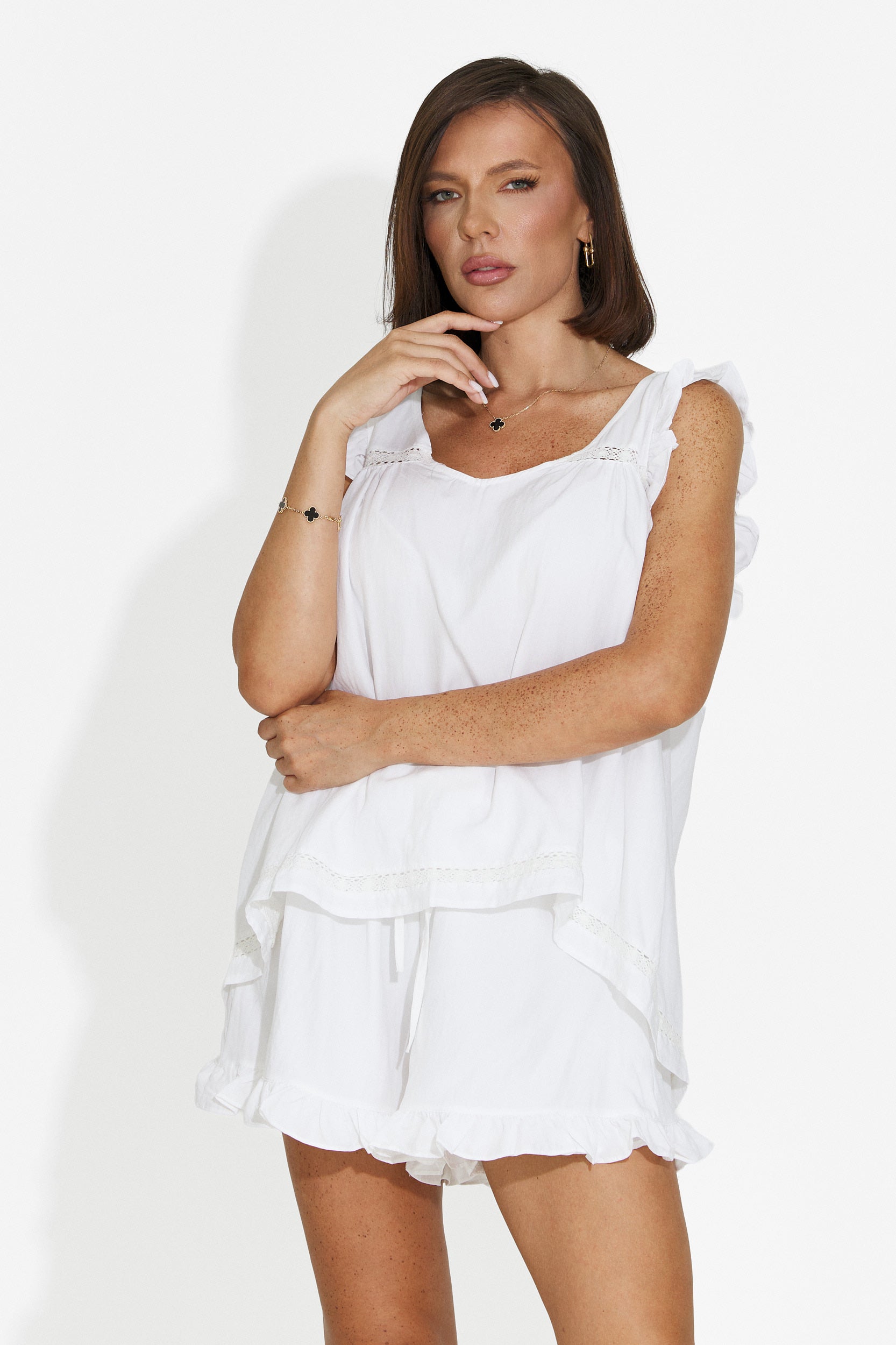 Compleu dama cu pantaloni scurti alb Casiama Bogas