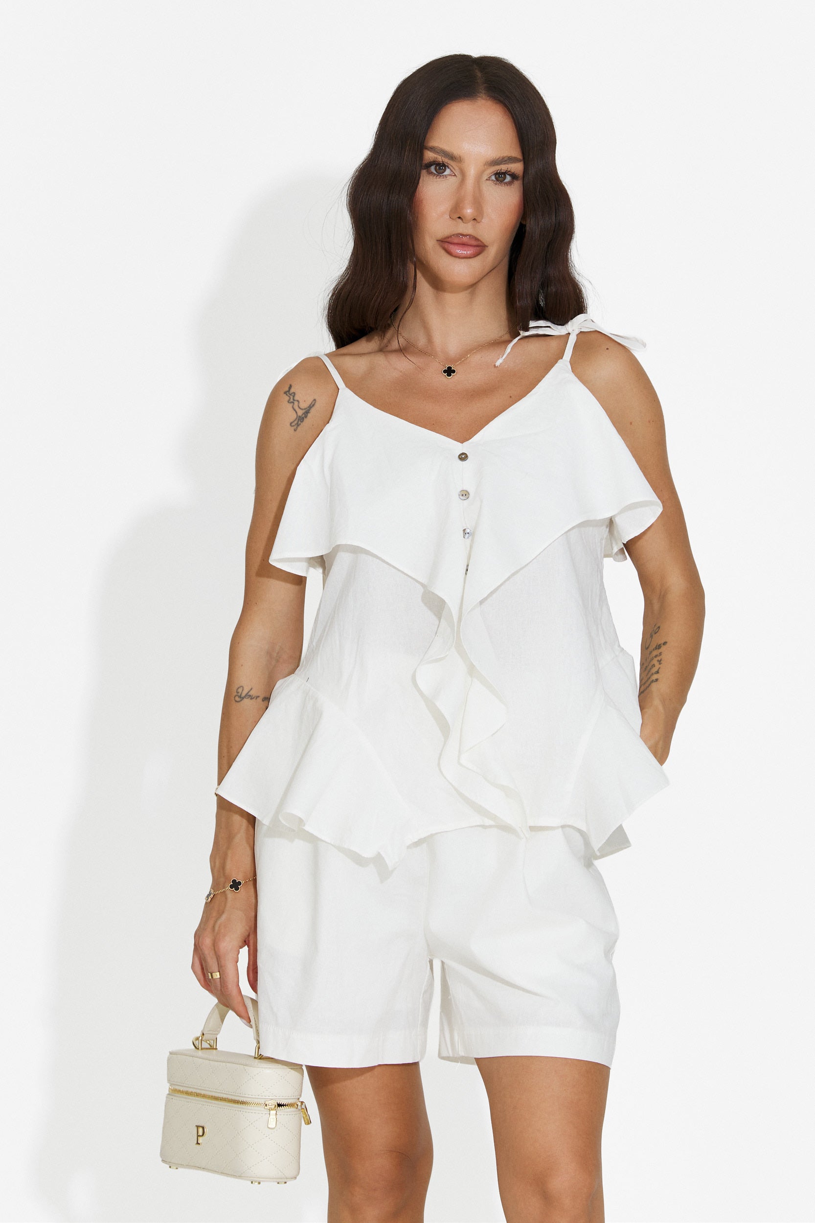Compleu dama cu pantaloni scurti alb Kanelia Bogas
