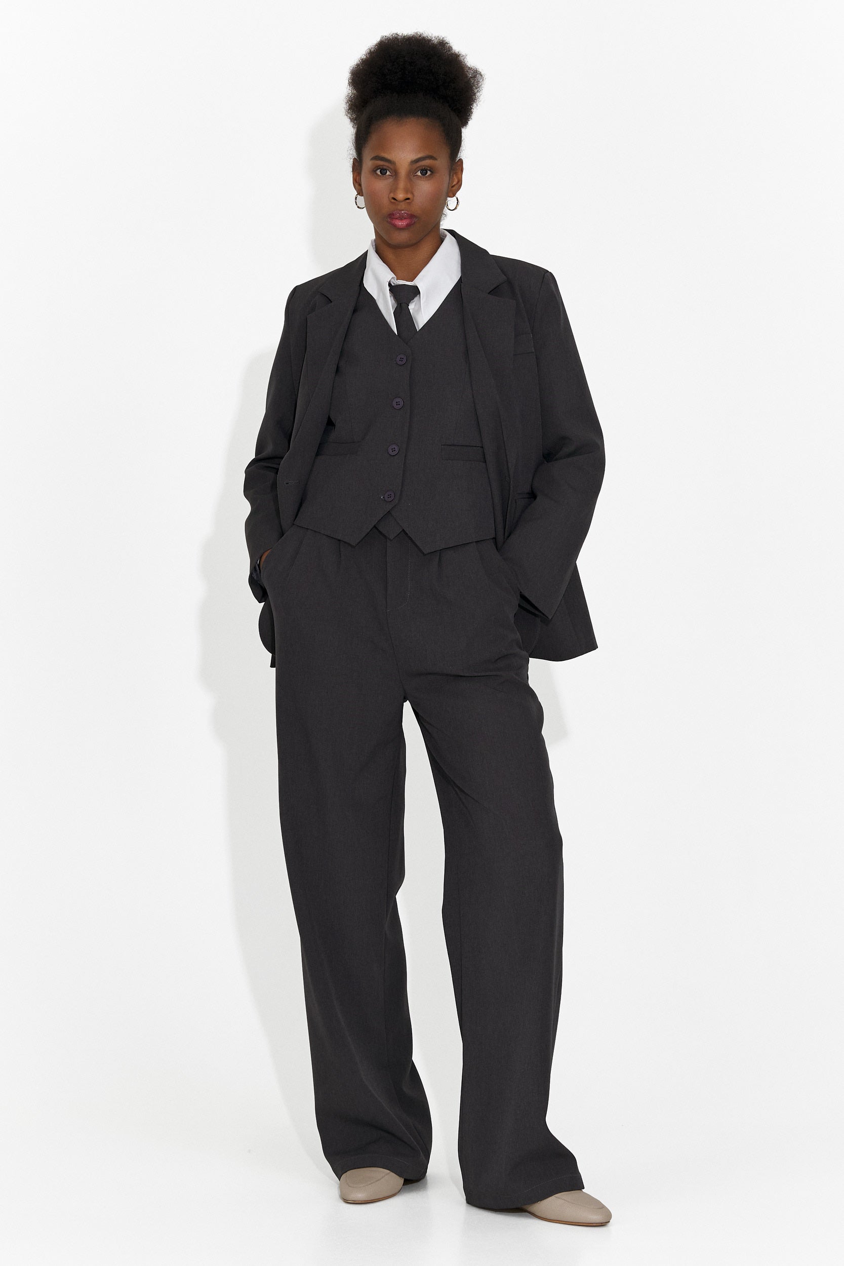 Costum 4 piese pantaloni + vesta + sacou + cravata gri Meldora Bogas