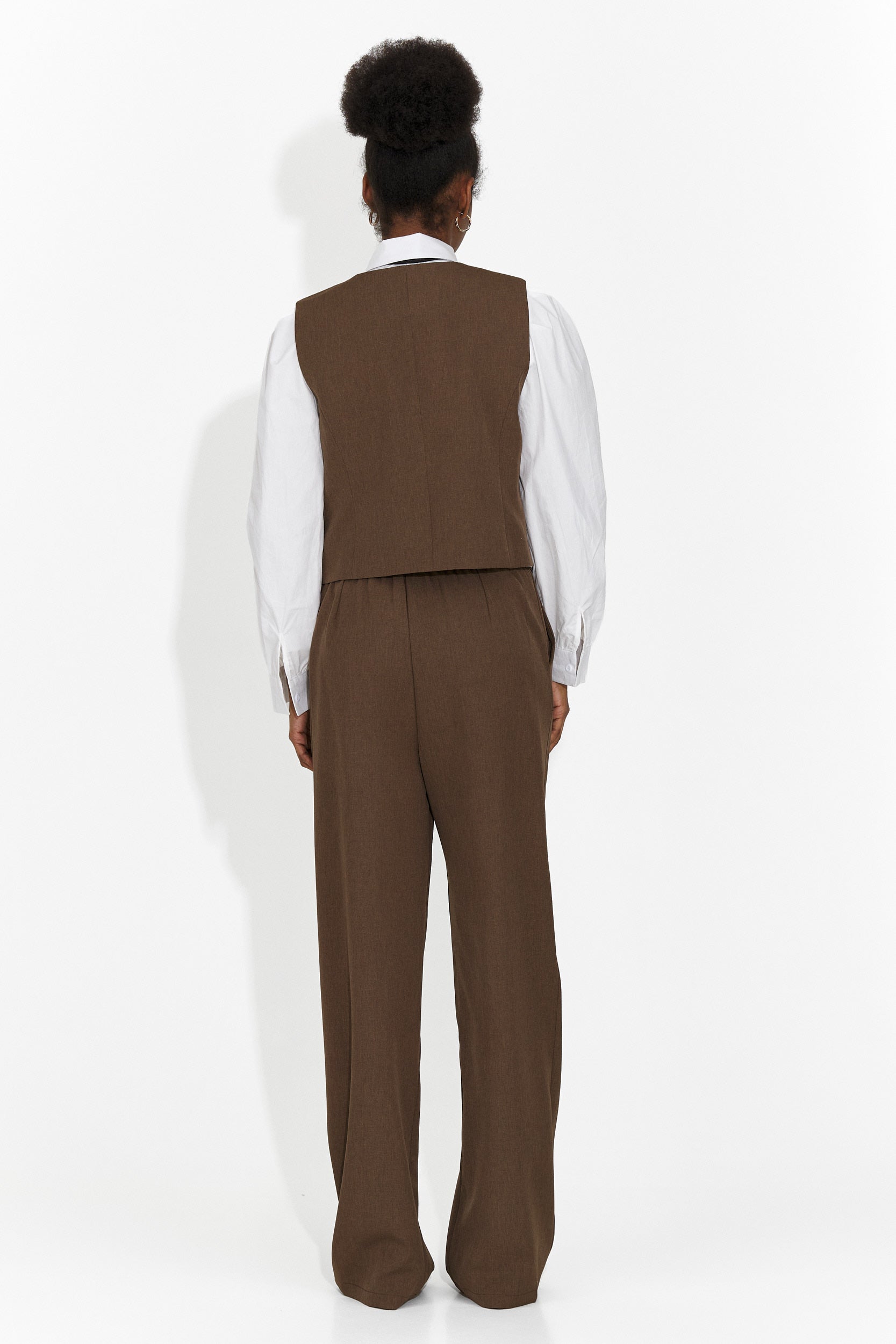 [Resigilat] Costum 4 piese pantaloni + vesta + sacou + cravata maro Meldora