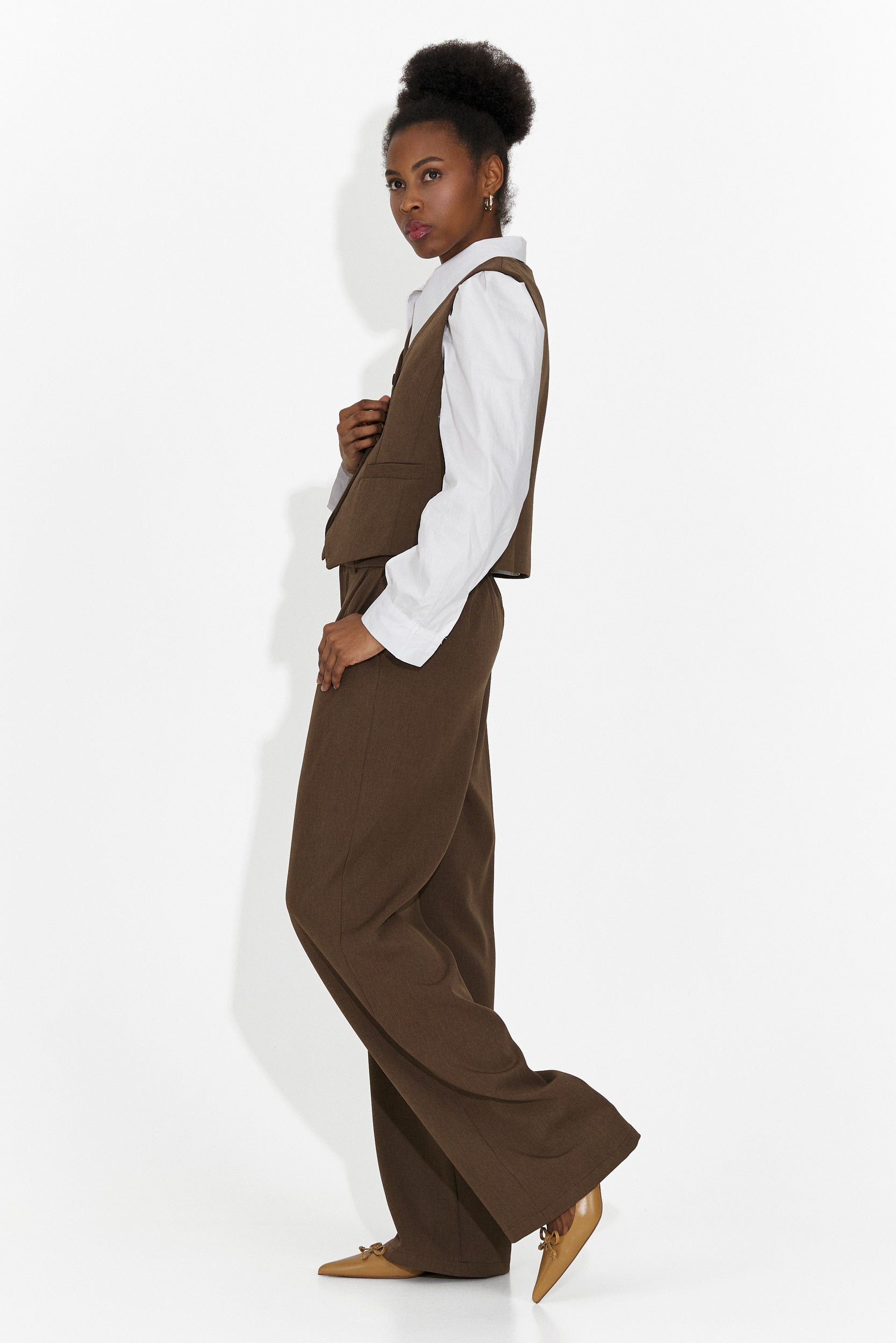 [Resigilat] Costum 4 piese pantaloni + vesta + sacou + cravata maro Meldora