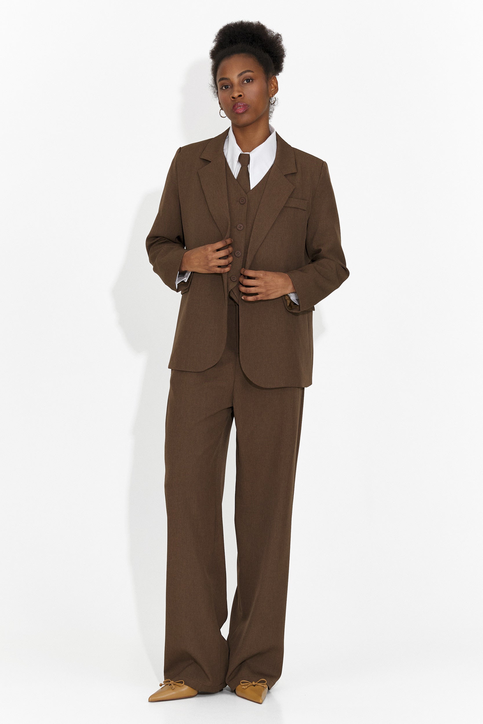 Costum 4 piese pantaloni + vesta + sacou + cravata maro Meldora Bogas