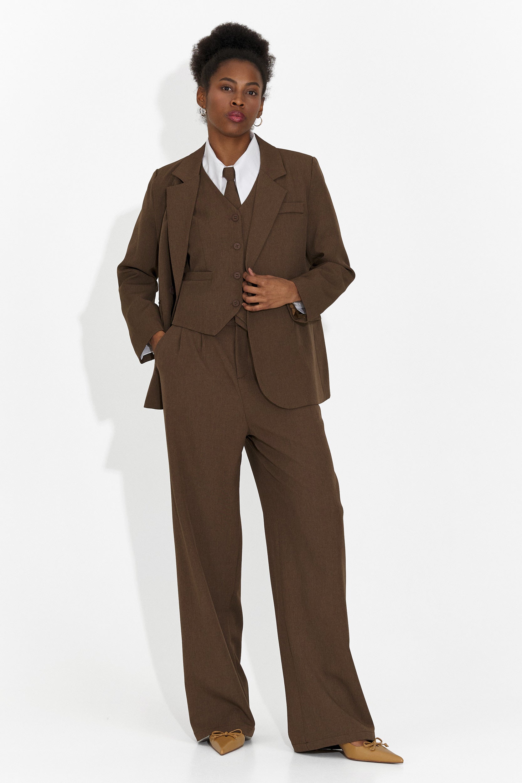 Costum 4 piese pantaloni + vesta + sacou + cravata maro Meldora Bogas