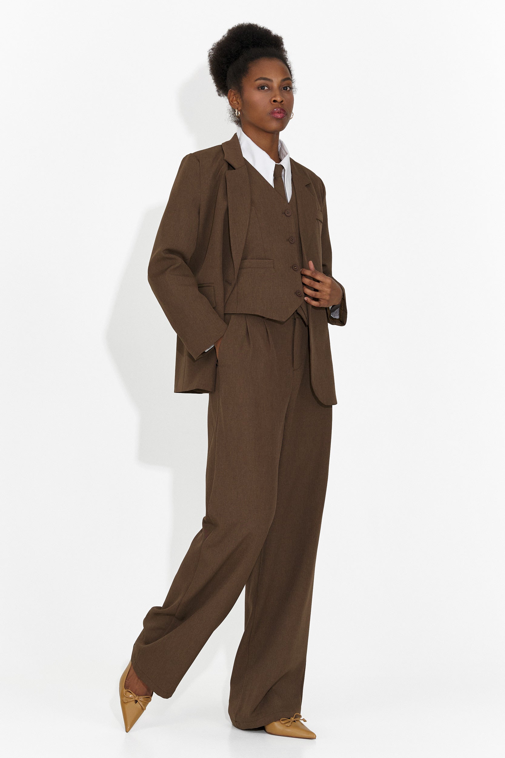 [Resigilat] Costum 4 piese pantaloni + vesta + sacou + cravata maro Meldora