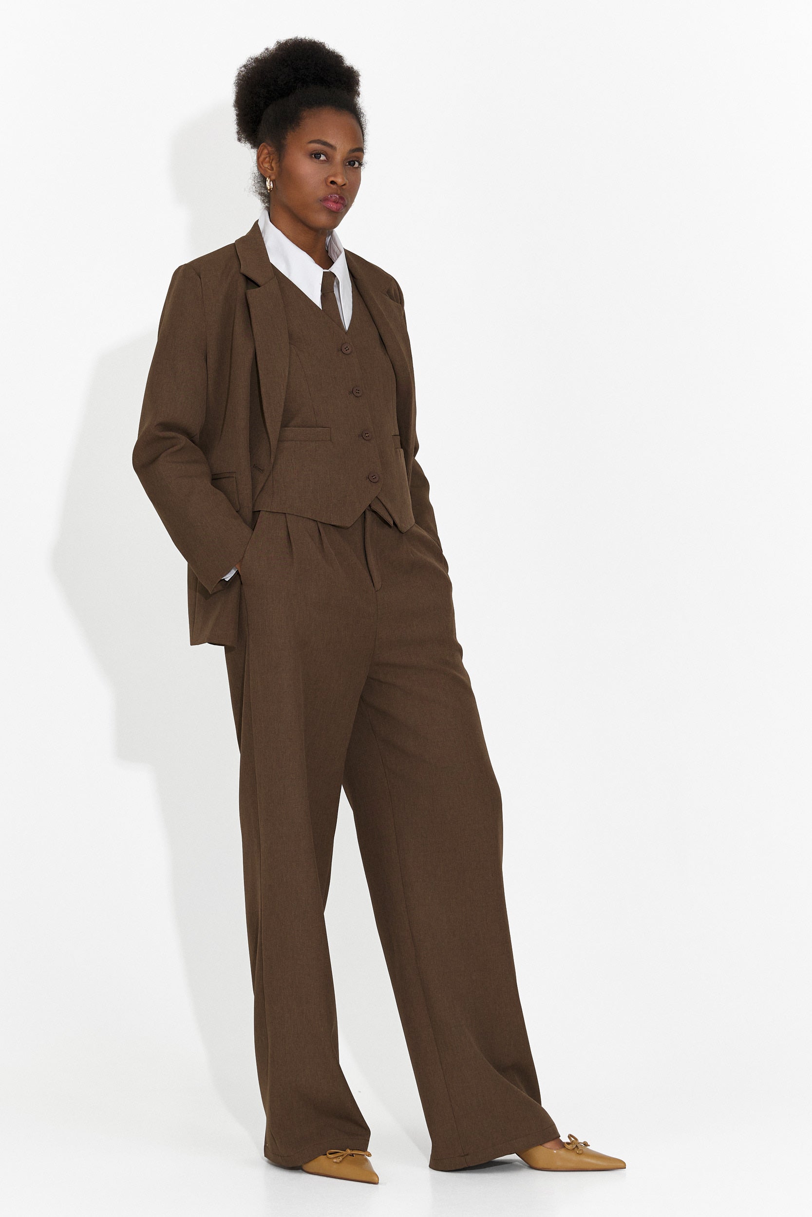 [Resigilat] Costum 4 piese pantaloni + vesta + sacou + cravata maro Meldora