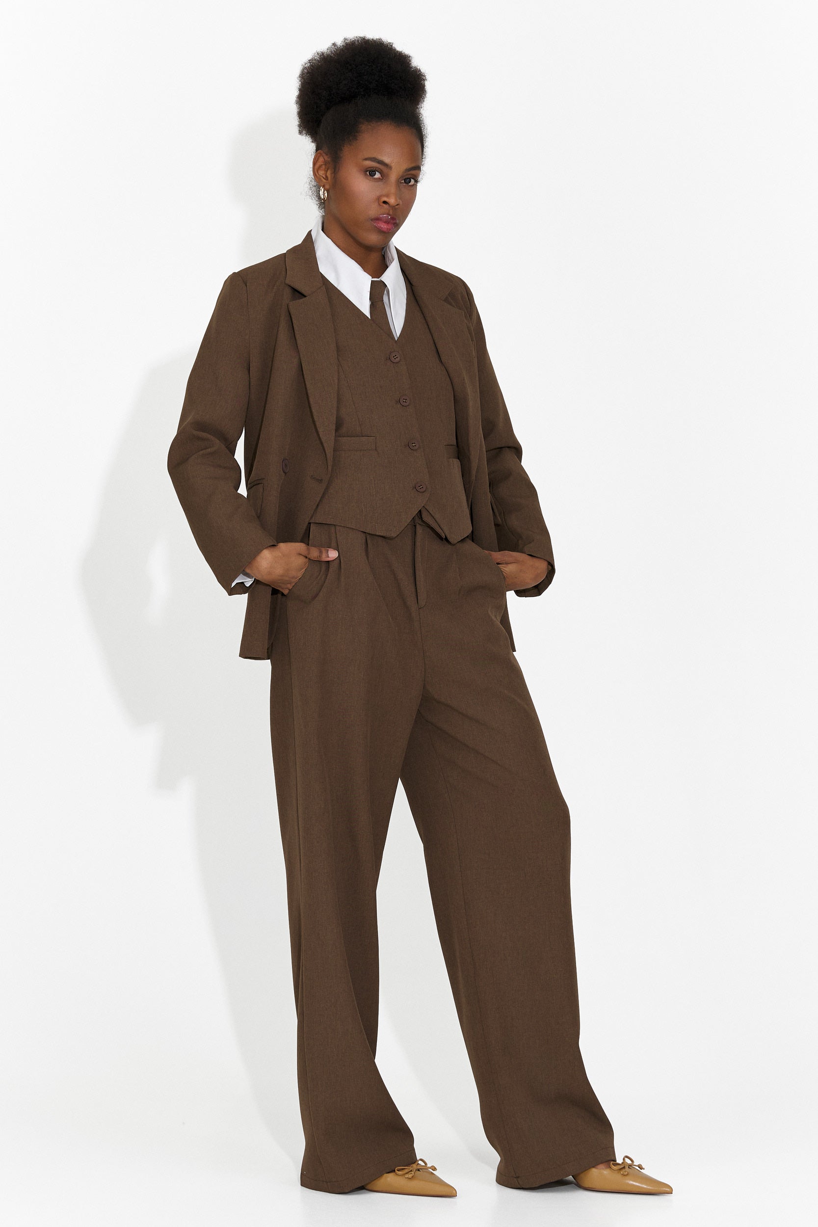 [Resigilat] Costum 4 piese pantaloni + vesta + sacou + cravata maro Meldora