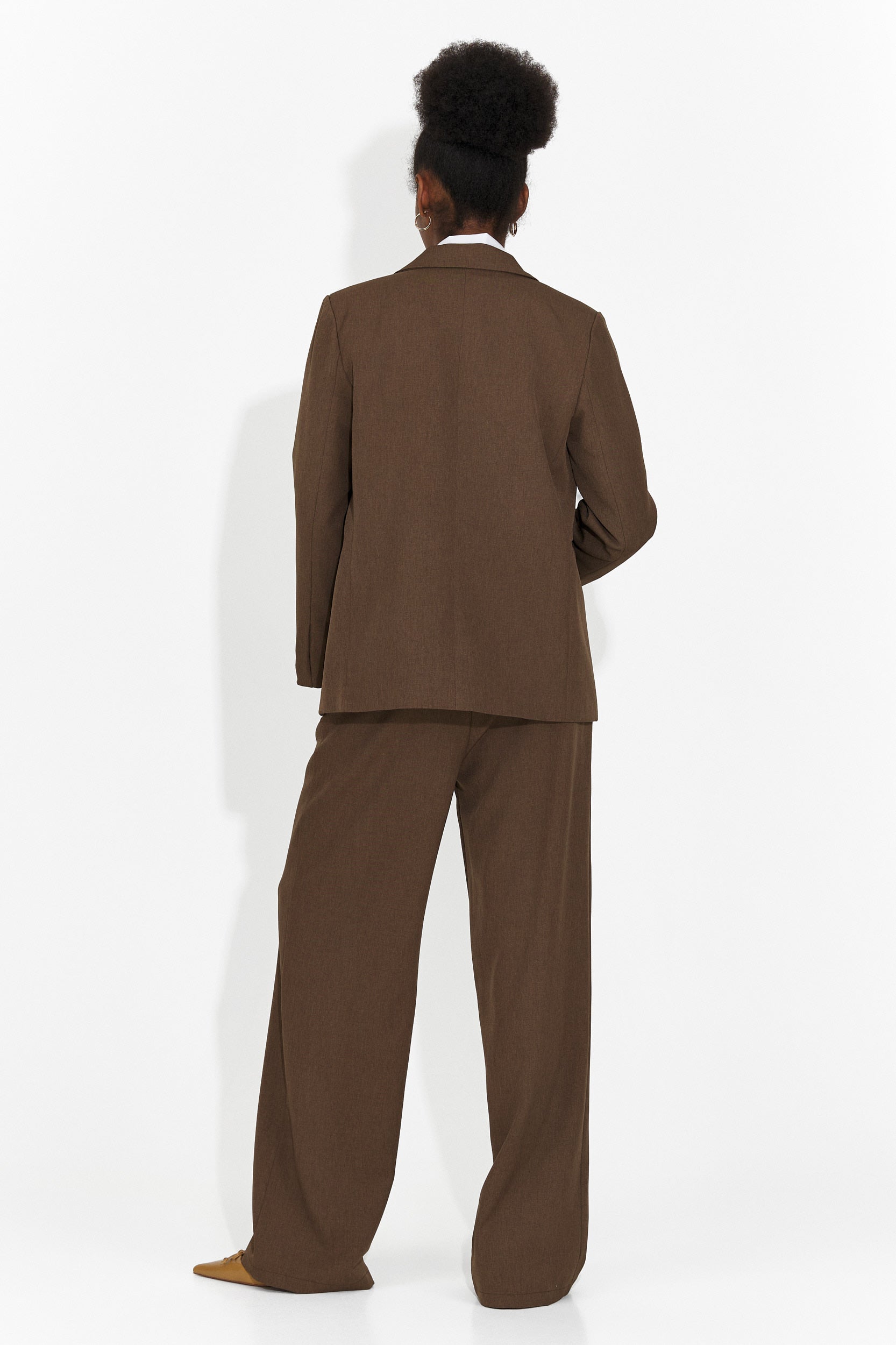 [Resigilat] Costum 4 piese pantaloni + vesta + sacou + cravata maro Meldora
