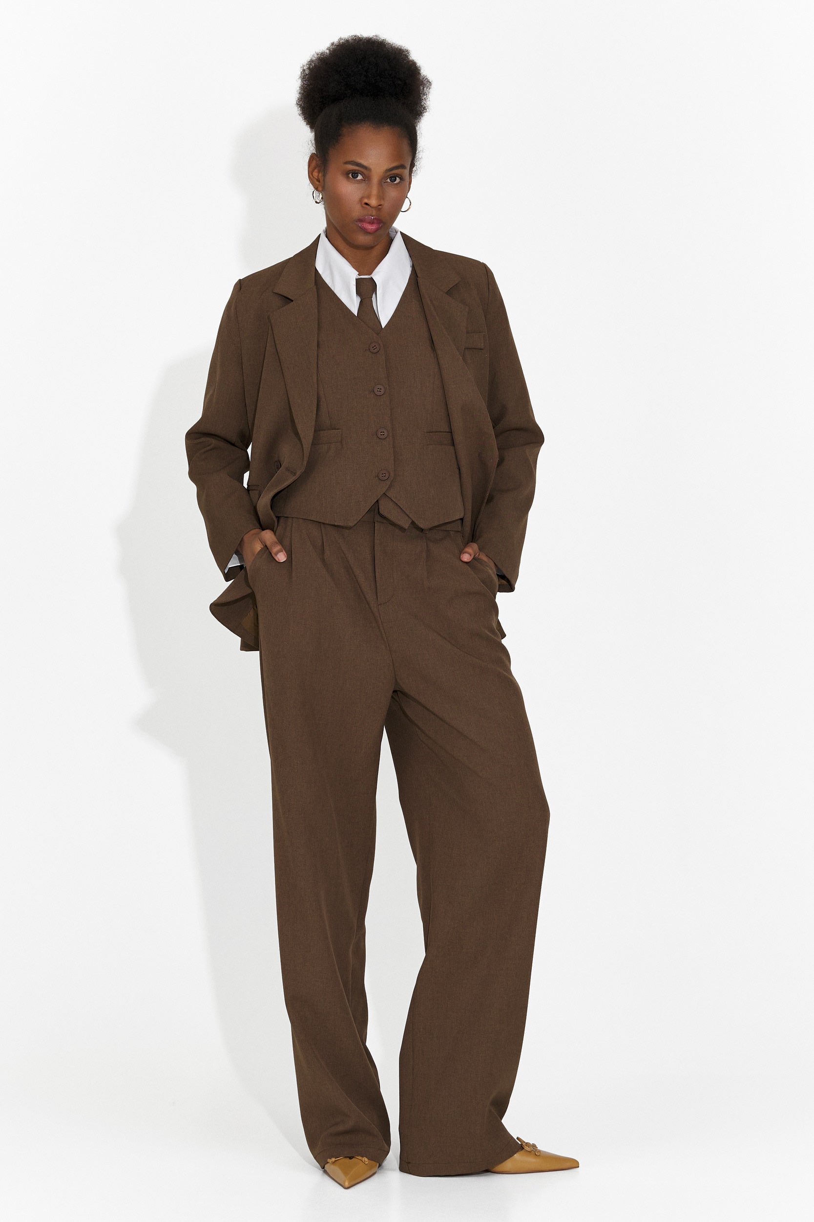 [Resigilat] Costum 4 piese pantaloni + vesta + sacou + cravata maro Meldora