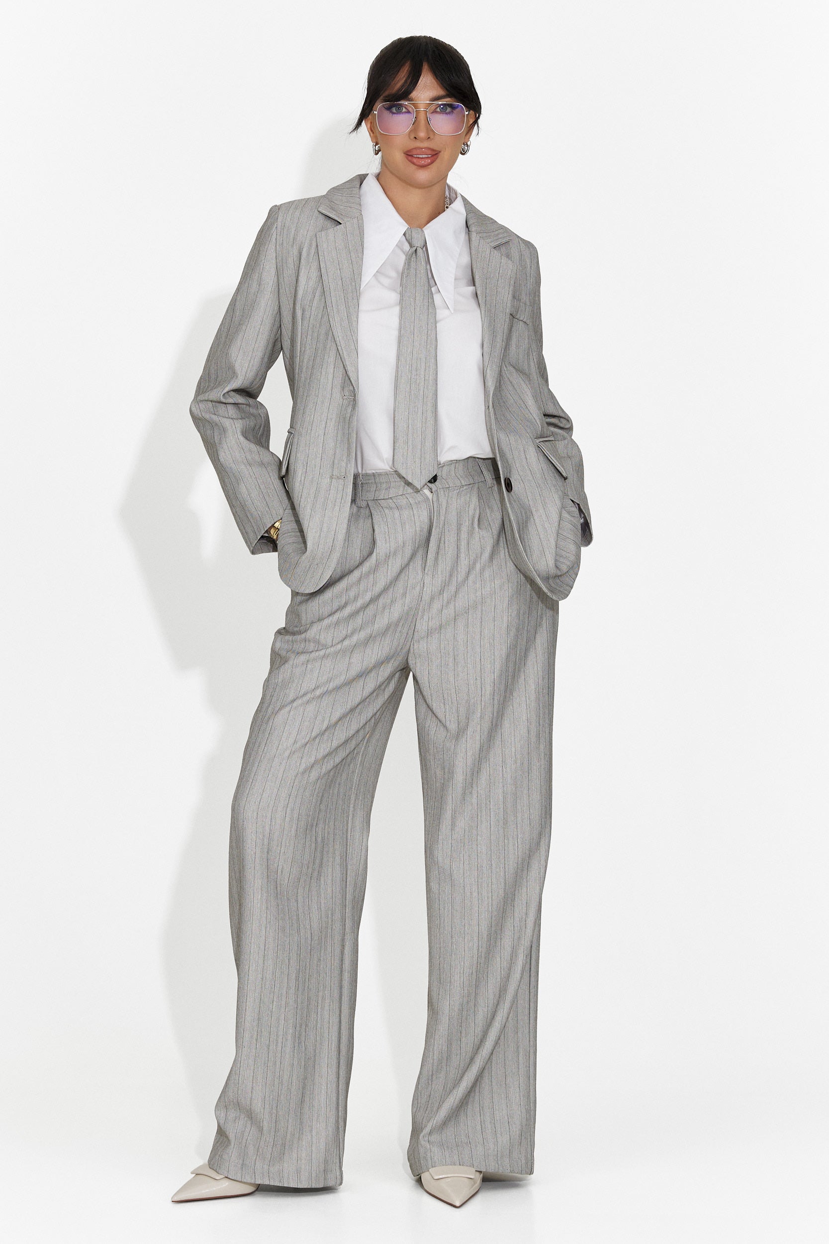 Costum dama 3 piese sacou + pantaloni + cravata gri Manila Bogas