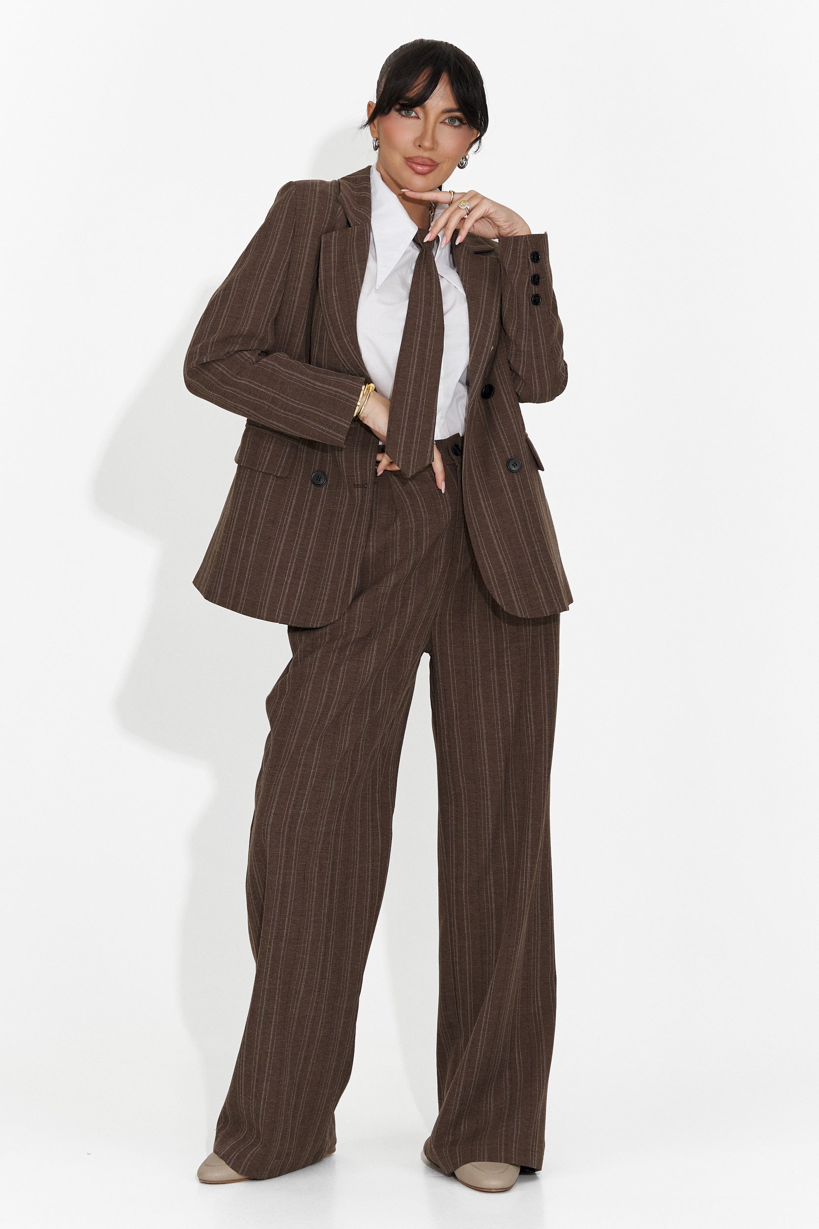 Costum dama 3 piese sacou + pantaloni + cravata maro Anhelica Bogas