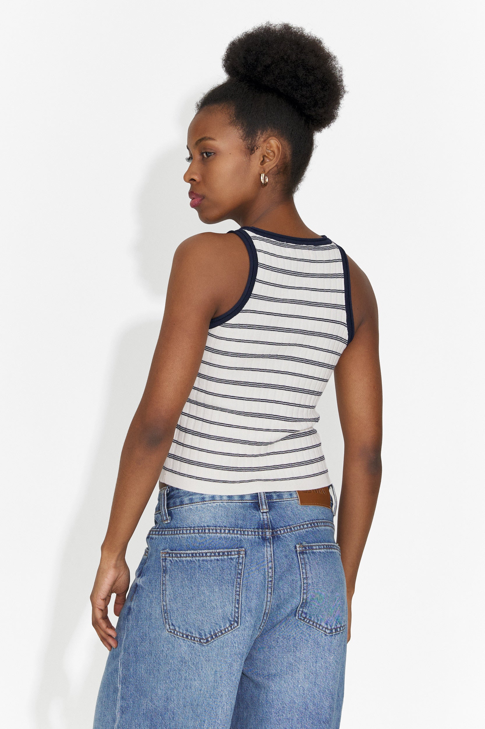 Maiou dama alb Elyza Bogas