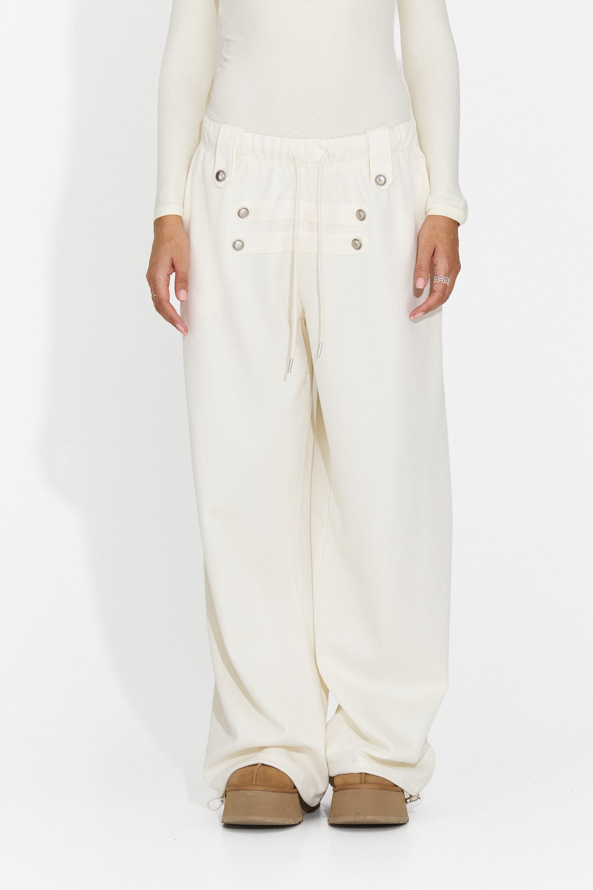 Pantaloni casual crem Valadzora Bogas