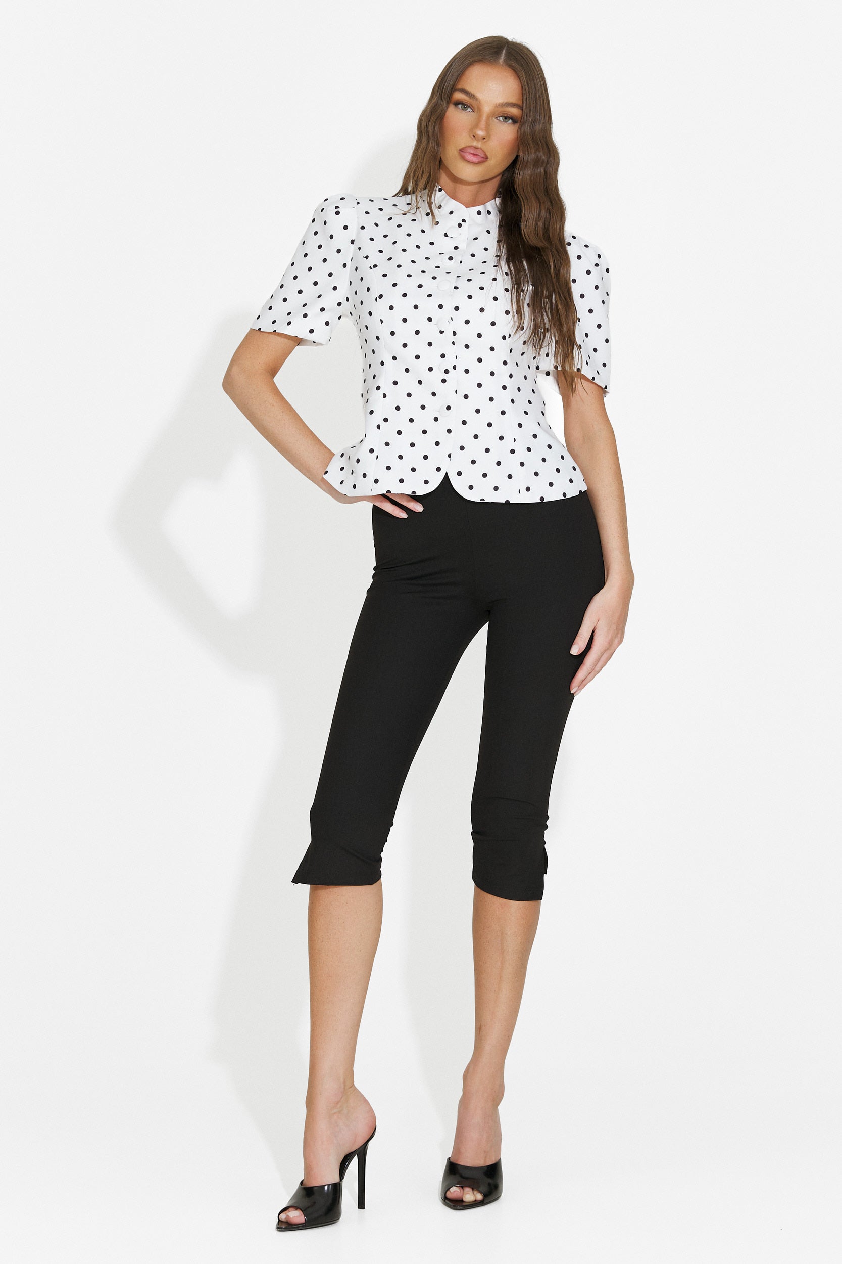 Pantaloni dama capri negri Nedenia Bogas