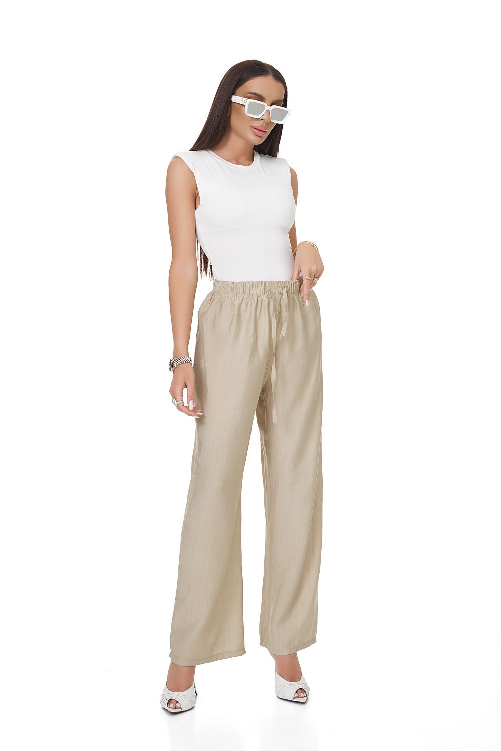 Chrissy Bogas casual beige trousers
